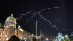 Beograd zajeli protesti z izgredi in spopadi s policisti (foto)