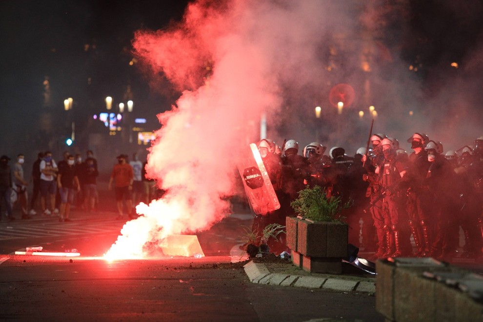 Na ulicah Beograda znova spopadi med protestniki in policijo (foto)