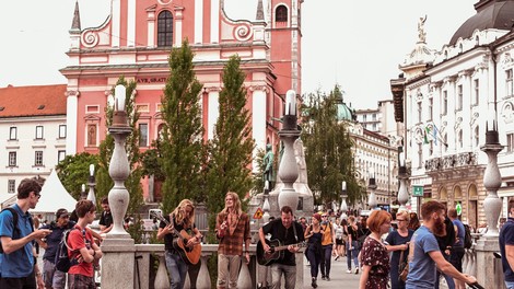 NIJZ do danes zavrnil 20 vlog za množičnejše javne prireditve