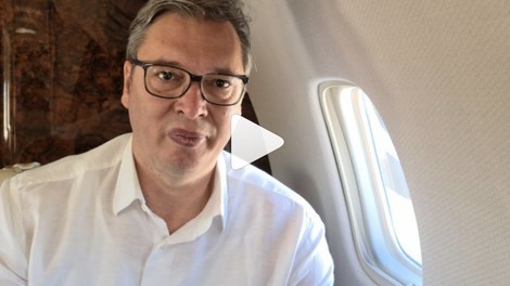 Vučić kar prek Instagrama na letalu: Letim v Pariz, da se borim za našo Srbijo