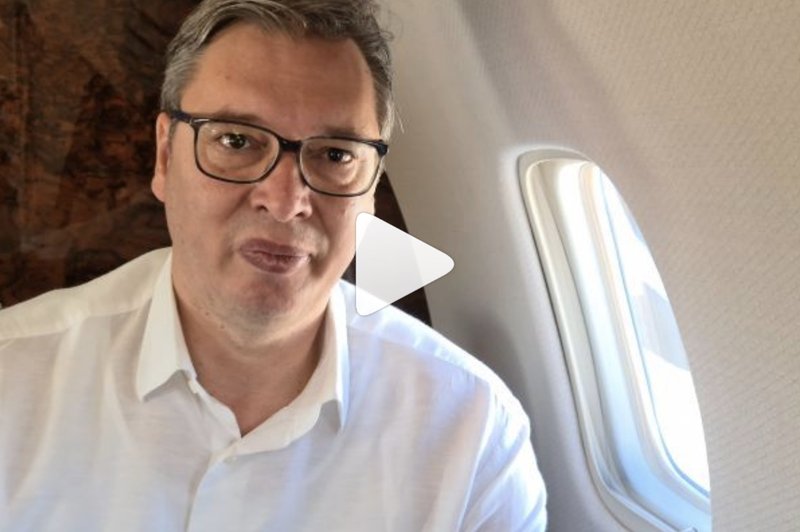 Vučić kar prek Instagrama na letalu: Letim v Pariz, da se borim za našo Srbijo (foto: Instagram)