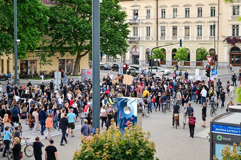 Na tokratnem protestu v Ljubljani naslovili tudi tiste, ki z neaktivnostjo podpirajo stanje v državi (foto: profimedia)