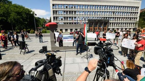 Pred državnim zborom novinarski poziv k neodvisnosti medijev