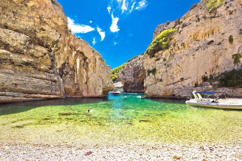 Če bi na Jadranu snemali film Plaža (The Beach), potem bi izbrali tole skrito oazo v Dalmaciji (foto: Shutterstock)