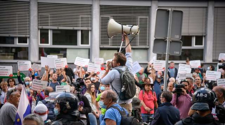 Petkovo protestno dogajanje: ljudska skupščina na eni in harmonike na drugi strani (foto: Nebojša Tejić/STA)