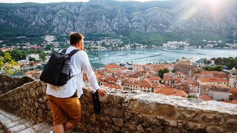 Na rdečem seznamu od danes Črna gora, Hrvaška ostaja na rumenem