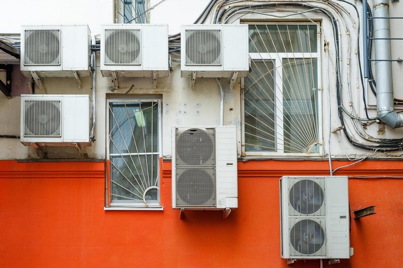 Deljena mnenja strokovnjakov o povezavi med klimatskimi napravami in širjenjem virusa (foto: profimedia)