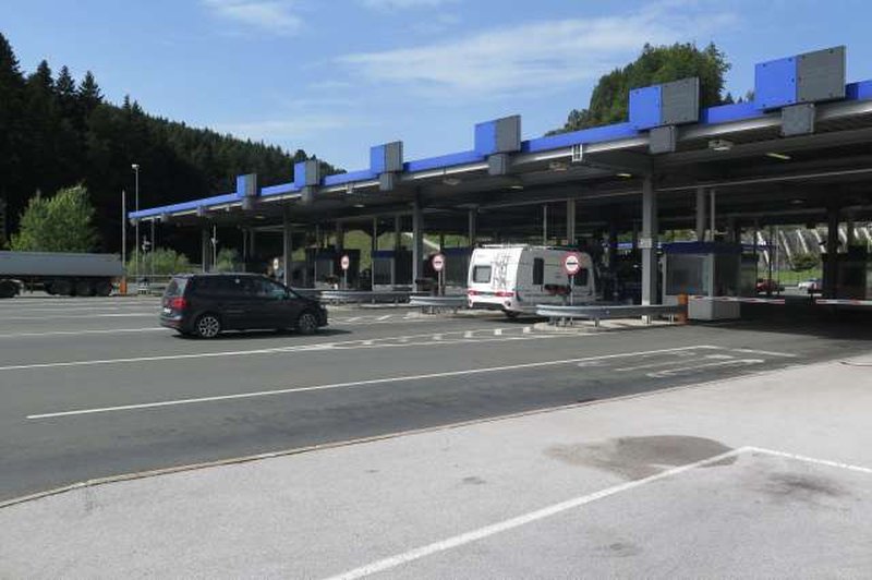 Od danes bodo policisti vročali karantenske odločbe na vseh mejnih prehodih s Hrvaško (foto: STA/Gregor Mlakar)