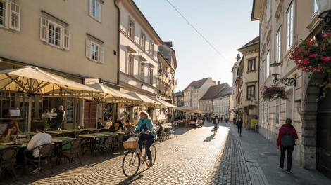 V nedeljo v Sloveniji sedem potrjenih okužb, nova smrtna žrtev