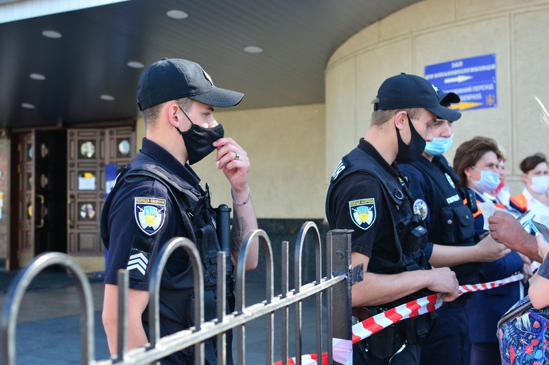 V ukrajinskem mestu Luck moški za talce vzel potnike na avtobusu (foto: Profimedia)