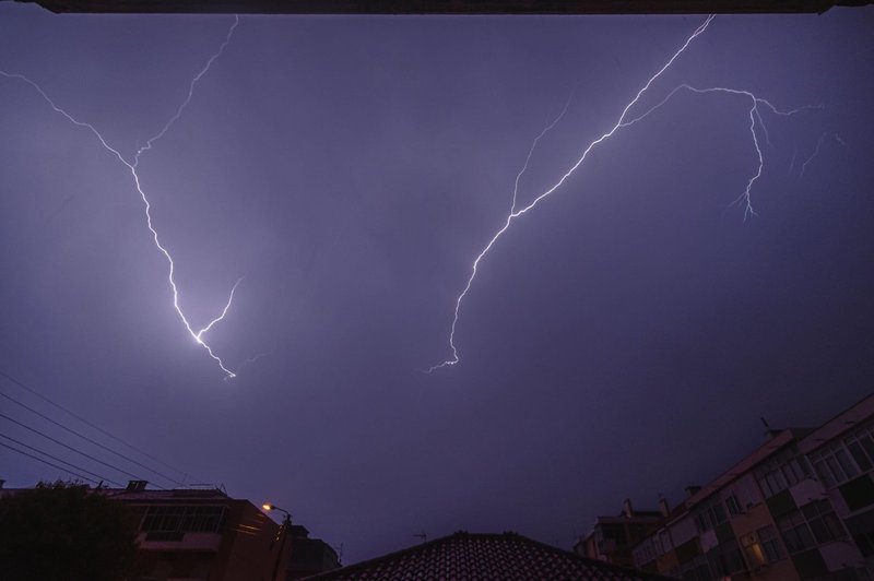 Po neurju so Zagrebčani ponekod do kolen v vodi, tramvajski promet je obstal (foto: profimedia)