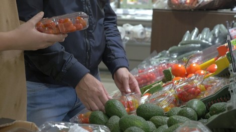 Nekatere trgovine bodo po odpravi prepovedi danes znova odprle svoja vrata