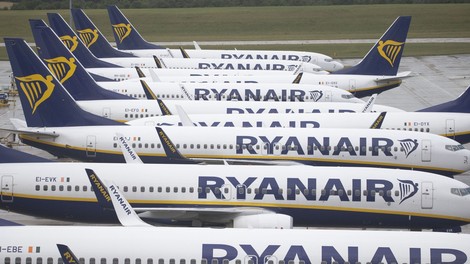 Ryanair zaradi posledic novega koronavirusa s 185-milijonsko izgubo