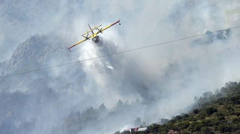 Nedaleč od Splita gasilcem v boju s požarom preglavice delata močan veter in nedostopen teren