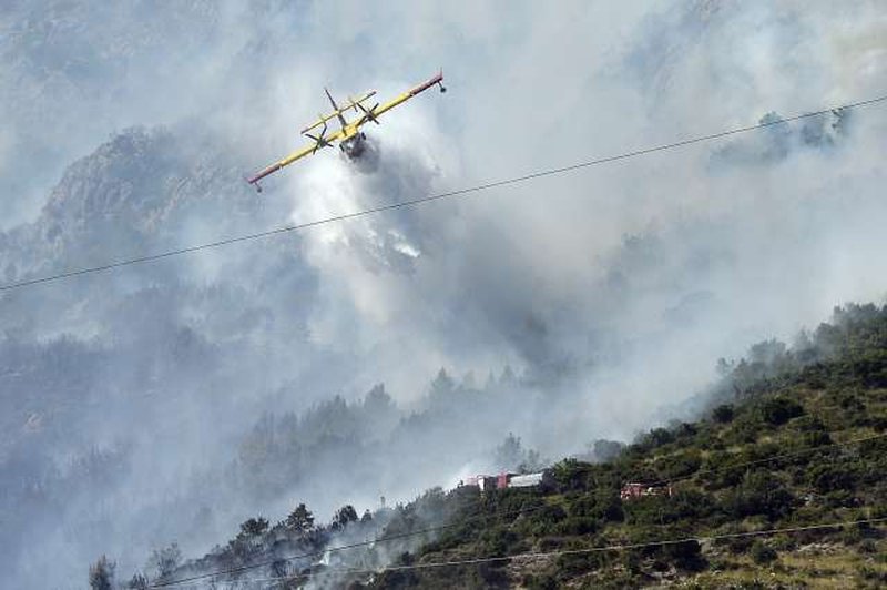 Nedaleč od Splita gasilcem v boju s požarom preglavice delata močan veter in nedostopen teren (foto: Hina/STA)