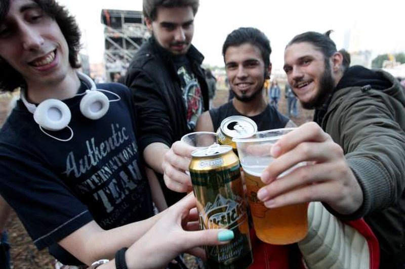 Pitje alkohola med mladostniki v Sloveniji upada, a je še vedno nad mednarodnim povprečjem (foto: Tanjug/STA)