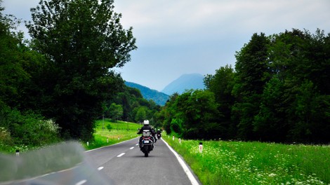 Nemški motorist na Tolminskem vozil 144 kilometrov na uro