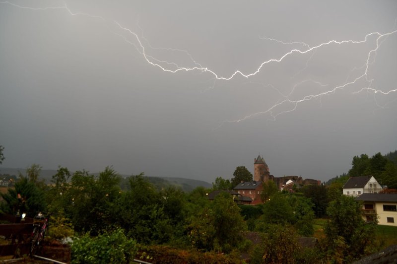 Po nekaterih predelih Slovenije divjajo neurja in klesti toča (foto: profimedia)