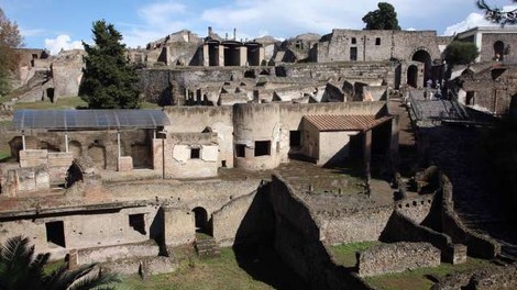 Italijanska policija išče barbarsko turistko iz Pompejev