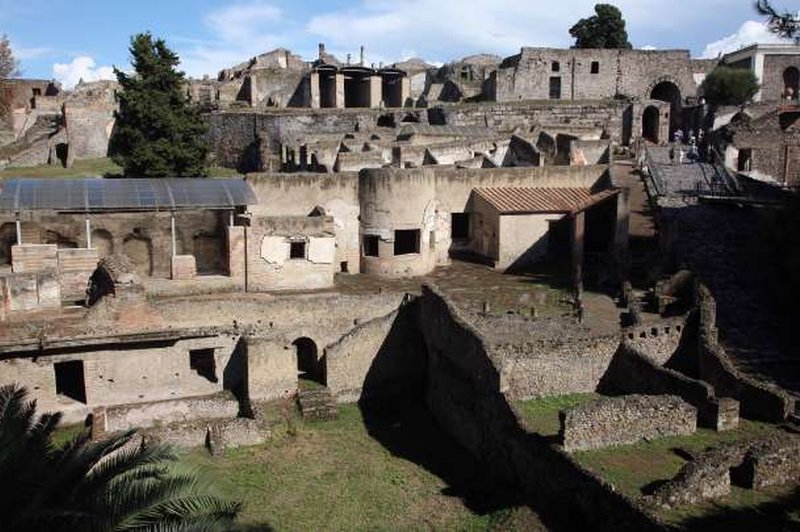 Italijanska policija išče barbarsko turistko iz Pompejev (foto: Xinhua/STA)