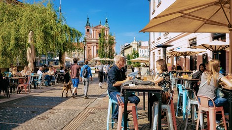 Neuradno v četrtek potrjenih 362 okužb; od danes v veljavi novi ukrepi, popoldne seja Sveta za nacionalno varnost