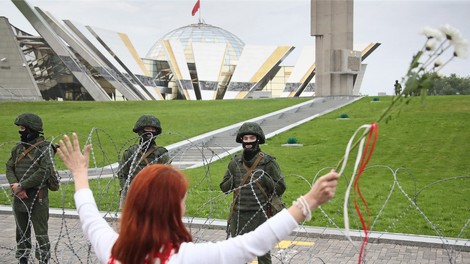 V nedeljo v Minsku ponovno množični protesti. Lukašenko spreminja predsedniško palačo v bunker.