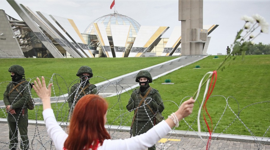 V nedeljo v Minsku ponovno množični protesti. Lukašenko spreminja predsedniško palačo v bunker. (foto: Profimedia)