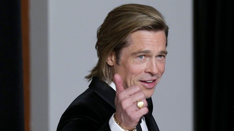 Brad Pitt zaljubljen v 27-letno dvojnico Angeline Jolie