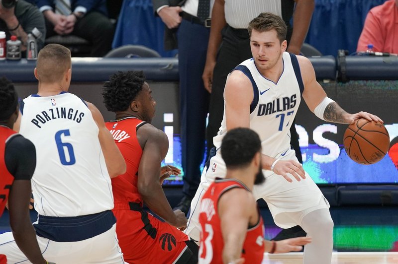 Luka Dončić bo bržkone stisnil zobe, na Porzingisa pa ne more računati (foto: profimedia)