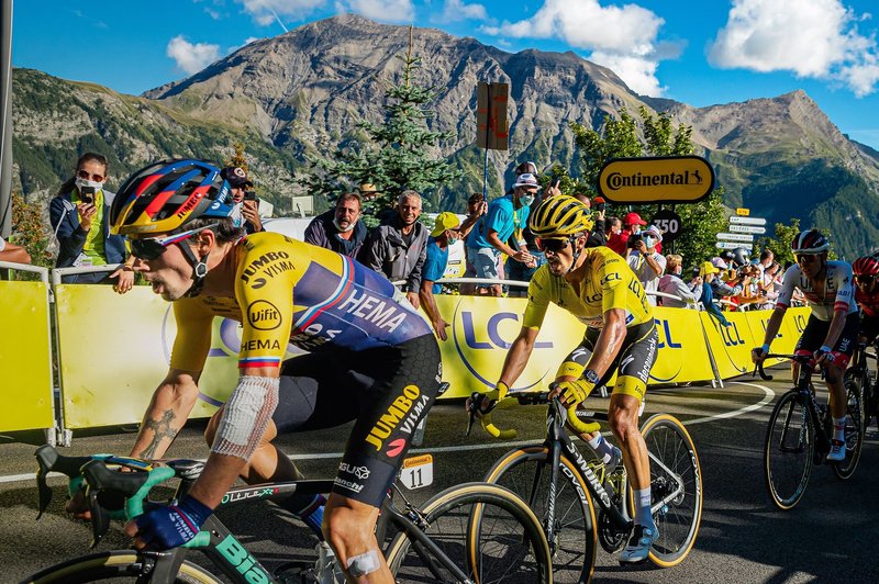 Julian Alaphilippe zaradi kazni izgubil rumeno majico, Primož Roglič skupno drugi (foto: Profimedia)