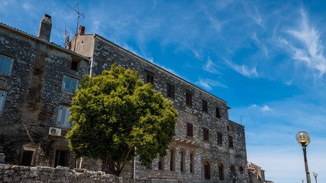 Hrvati in Avstrijci spet zabeležili čez tristo okužb