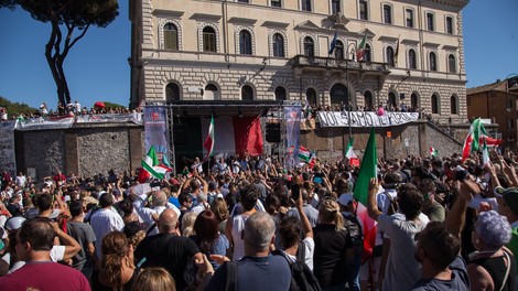 Rimljani protestirali zaradi protikoronskih ukrepov, ki omejujejo svobodo