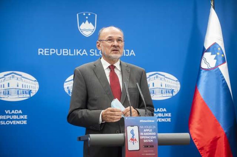 Kacin: V ponedeljek osem glob zaradi nenošenja zaščitnih mask (foto: Bor Slana/STA)