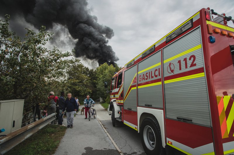 Ponoči znova zagorelo na viškem avtoodpadu, svetuje se zapiranje oken in zadrževanje v zaprtih prostorih (foto: Shutterstock)