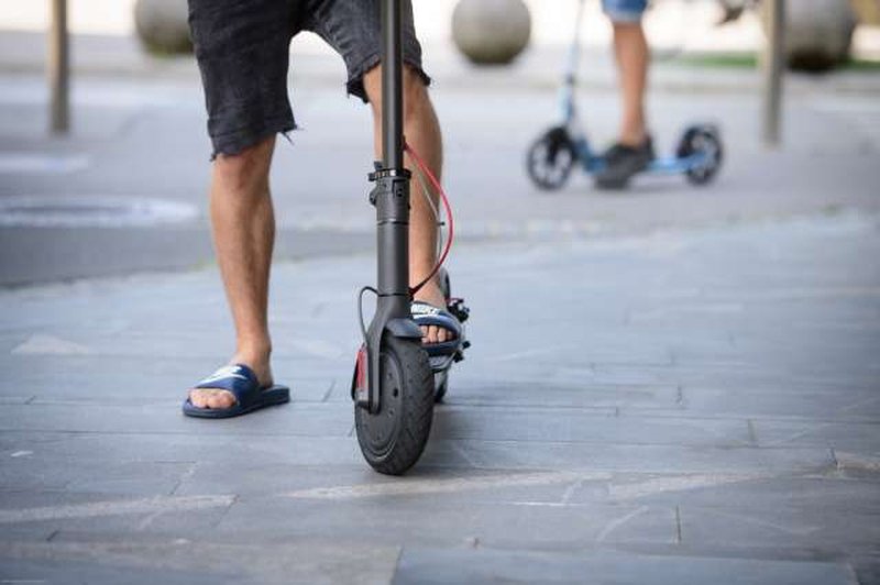 Policija poziva k varni uporabi električnih skirojev (foto: Nebojša Tejić/STA)