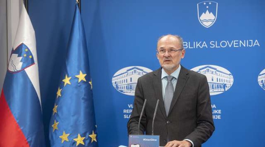 Od vikenda obvezne maske na odprtih javnih prostorih z veliko ljudi (foto: Bor Slana/STA)