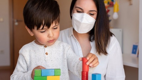 Vzgojitelji bodo po novem odloku o uporabi mask v zaprtem prostoru  izvzeti