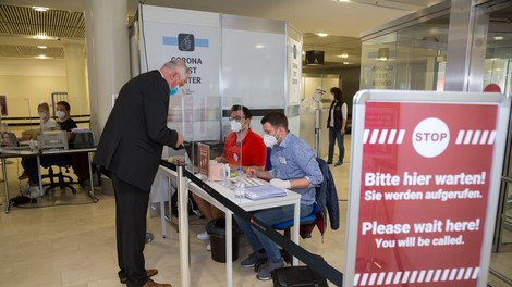 Letalska industrija poziva k uporabi hitrih testov v potniškem prometu