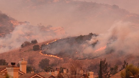 V Kaliforniji divja pet največjih požarov v zgodovini države