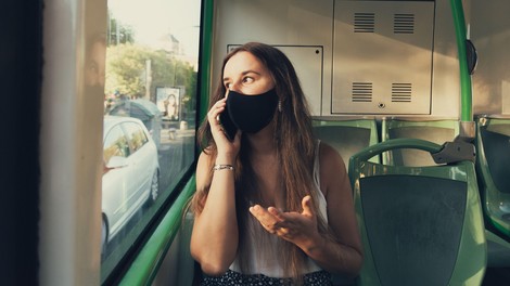 So mladoletnico zares policisti zvlekli z avtobusa zaradi nenošenja maske?