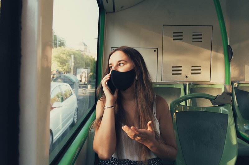 So mladoletnico zares policisti zvlekli z avtobusa zaradi nenošenja maske? (foto: profimedia)