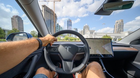 Tesla želi prepoloviti stroške baterije in povečati njihov domet za 16 odstotkov