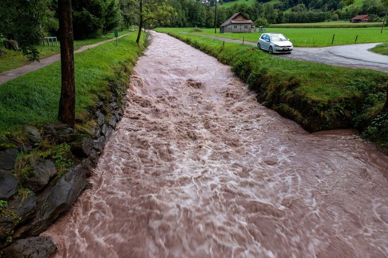 Zaradi dežja že narašča raven vode v rekah in hudourniških vodotokih (foto: profimedia)