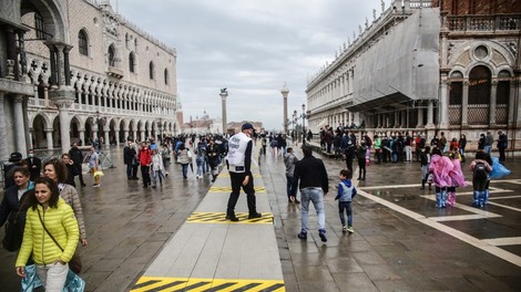 Neurje opustošilo dele Italije in Francije, več ljudi pogrešanih