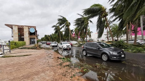 Obali Louisiane se približuje orkan Delta 3. kategorije, kopno bo dosegel še danes