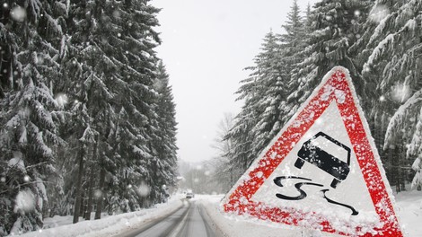 Obilno deževje povzročalo težave, na Voglu 43 cm snega, padavine bodo ponehale šele zjutraj (foto)