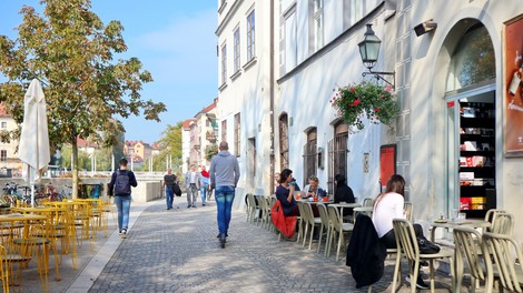 V nedeljo neuradno manj kot 400 potrjenih okužb, pričakovati je dodatne ukrepe