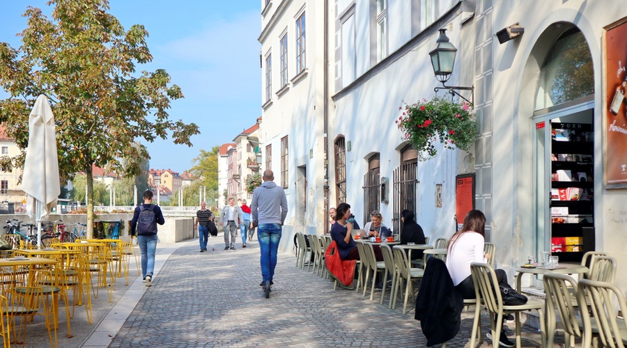 V nedeljo neuradno manj kot 400 potrjenih okužb, pričakovati je dodatne ukrepe (foto: Shutterstock)