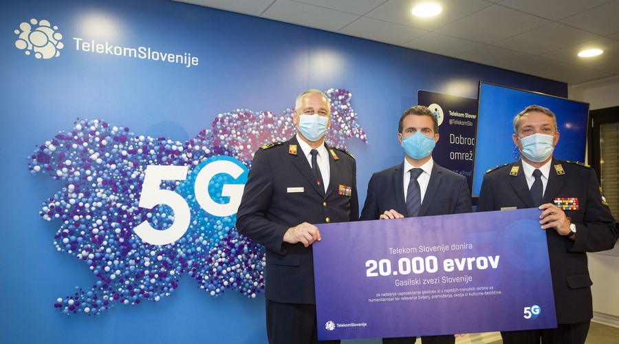 Telekom Slovenije ob predstavitvi omrežja 5G slovenskim gasilcem predal donacijo v višini 20.000 evrov (foto: Telekom Slovenije)