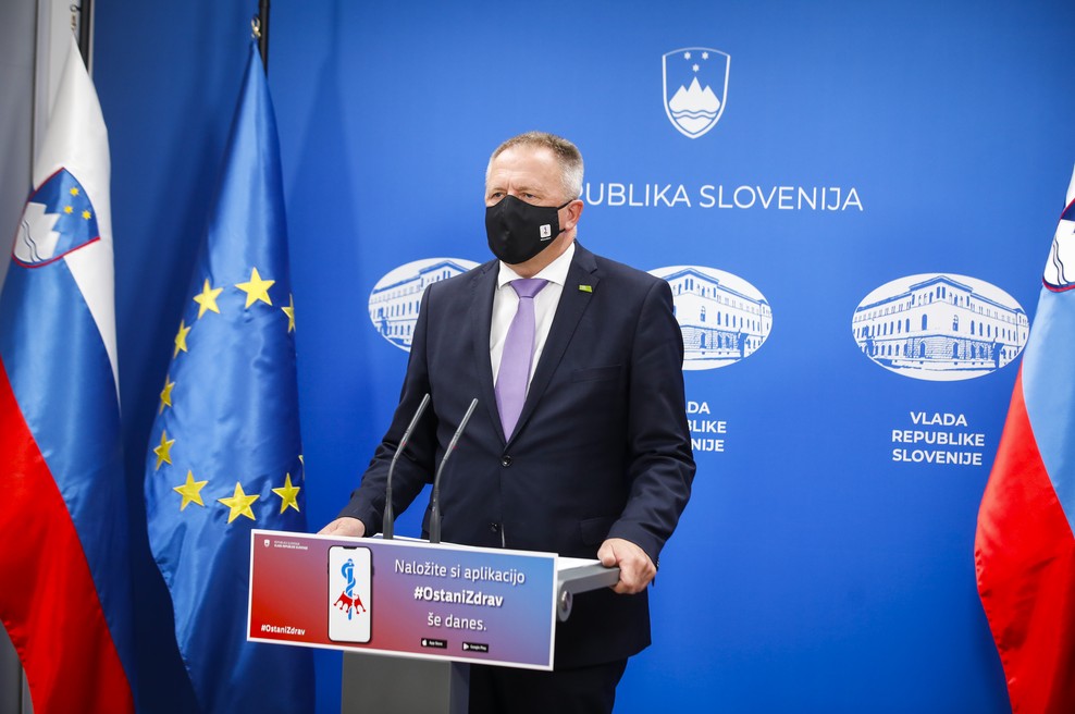 Strežba v gostinskih lokalih zunaj nastanitvenih objektov v rdečih regijah začasno prepovedana (foto: Anže Malovrh/STA)